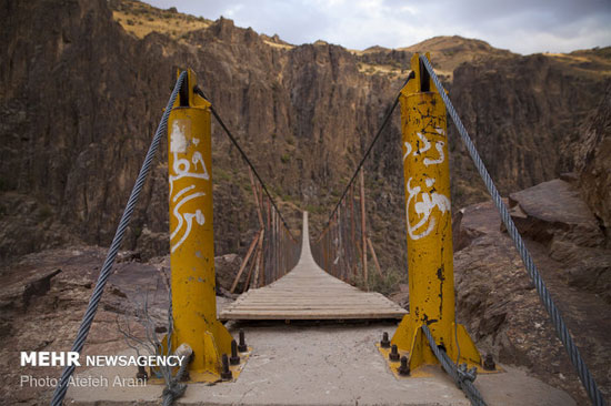 راه رفتن روی ترسناک‌ترین پل معلق ایران