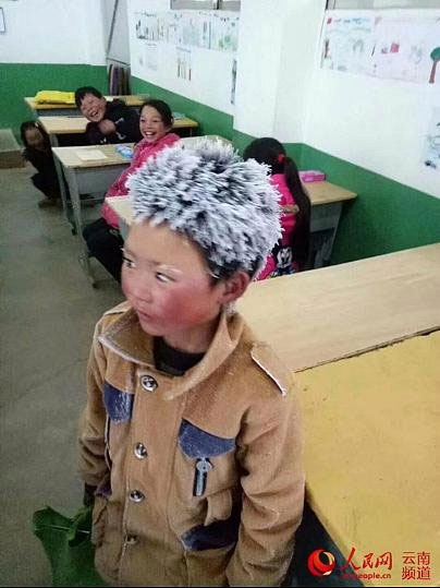 پسربچه چینی با موهای یخ‌زده سر جلسه امتحان