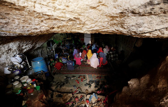 درس خواندن در غارهای زیرزمینی