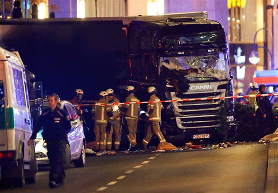 تصادف عمدی یک کامیون با مردم در بازار برلین