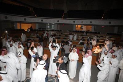 مجلس کویت شبانه اشغال شد + عکس