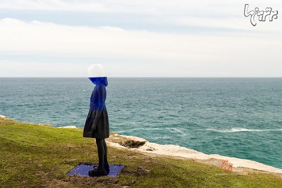 مجسمه که در افق ساحل ناپدید می شود