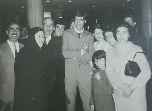 ناصر حجازی در کنار پدر و مادرش