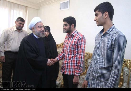 عکس: حضور روحانی در منزل دو جانباز