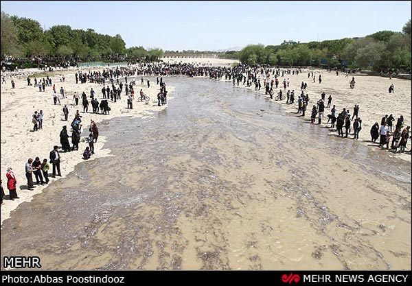 تصاویر: استقبال اصفهانی‌ ها از آب زاینده‌ رود
