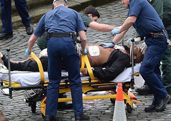 تیراندازی تروریستی نزدیک پارلمان انگلیس؛ «ترزا می» به محلی امن منتقل شد؛ پارلمان تعطیل شد