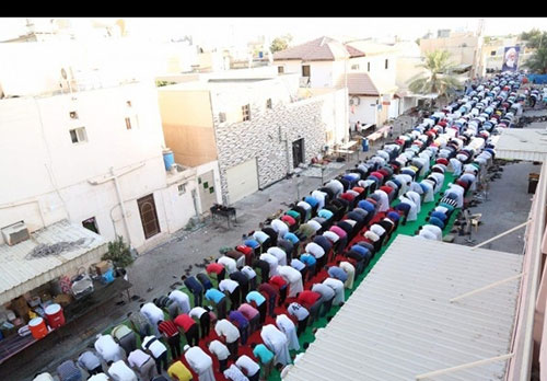 برگزاری نماز عید فطر مقابل خانه شیخ قاسم