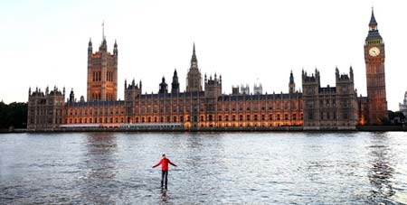 مردی که روی رودخانه تایمز لندن راه رفت