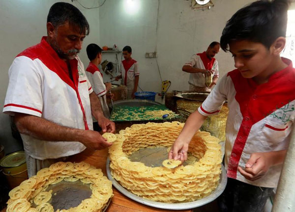 پخت «زولبیا» در کابل و نجف