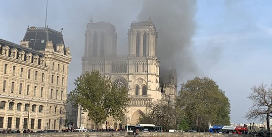 کلیسای تاریخی نوتردام در پاریس آتش گرفت