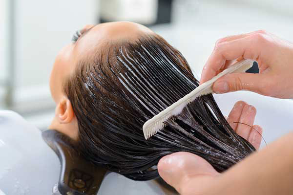 ۵ درمان طبیعی برای مو‌های آسیب‌دیده