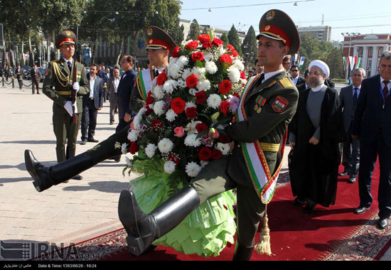 عکس: نثار گل روحانی به اسماعیل سامانی