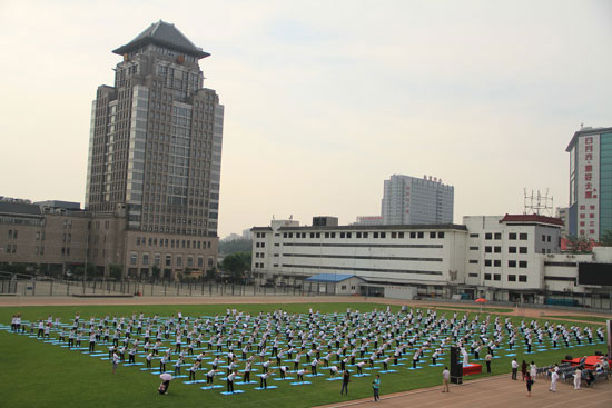 یوگای 500 نفره در دانشگاه پکن +عکس