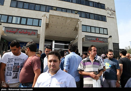 عکس: تجمع پرسپولیسی‌‎ها مقابل بیمارستان