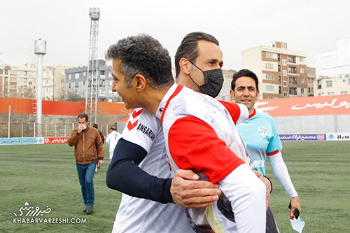 تقابل دیدنی علی کریمی و عادل در زمین فوتبال