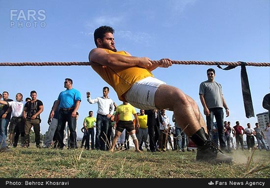 عکس: مسابقه طناب کشی قویترین مردان