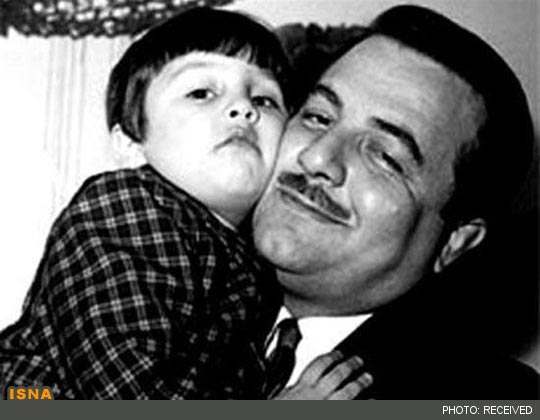 عکس روز؛ کودکی ایرج نوذری در آغوش پدر