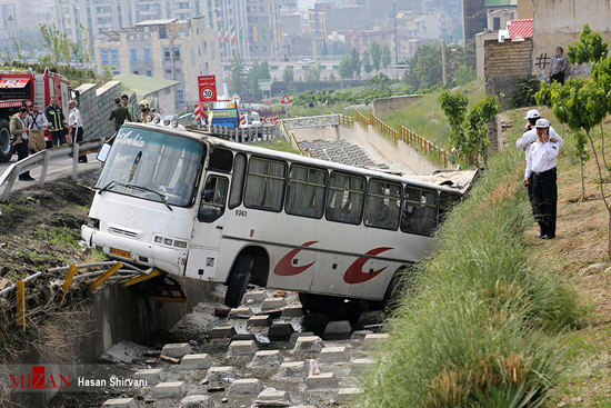واژگونی اتوبوس دانش آموزان در اتوبان یادگار امام