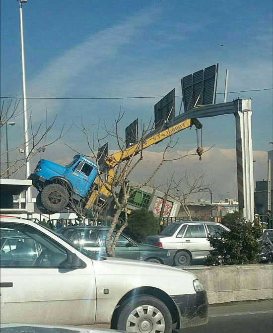 برخورد جرثقیل با تابلو جهت‌ نما