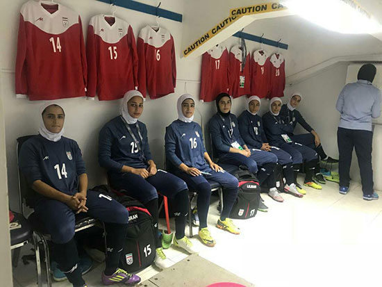 رختکن تیم‌ملی بانوان قبل از بازی با هنگ کنگ