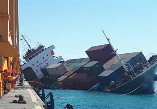 نجات خدمه کشتی غرق‌شده در سواحل عربستان