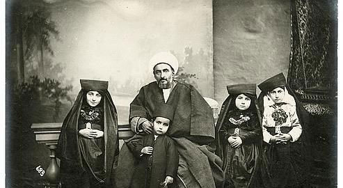 یک روحانی و خانواده‌اش در سال ۱۳۰۱