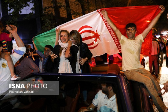 شادی مردم تهران پس از پیروزی تیم‌ملی