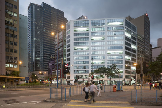 ساختمان تمام شیشه‌ای در هنگ‌کنگ