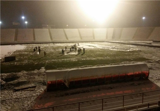 کارگران در حال آماده‌سازی ورزشگاه ثامن