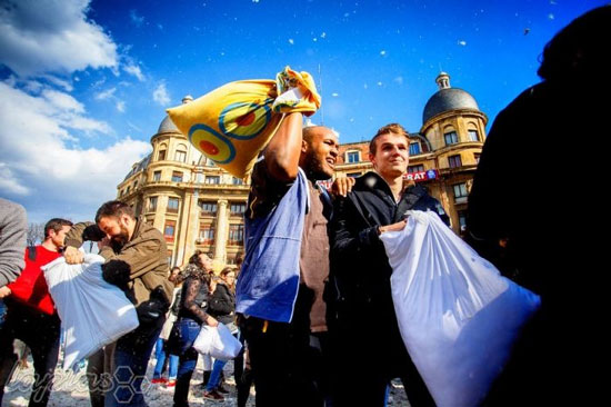 جنگ جهانی بالش در بخارست! +عکس