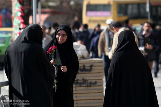 تصاویری از اهداء گل به زنان با حجاب در تهران