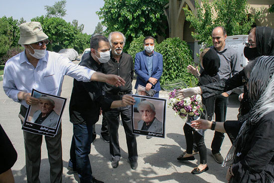 تصاویری از وداع غریبانه با پدر طنزنویسی ایران