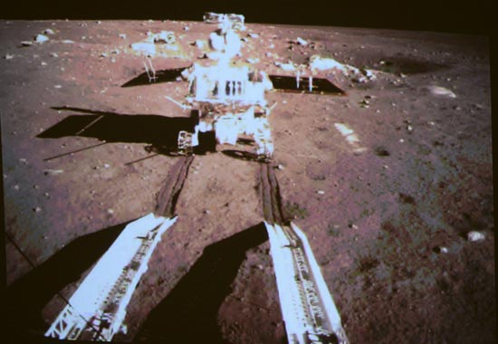 نخستین روبات چینی در ماه +عکس