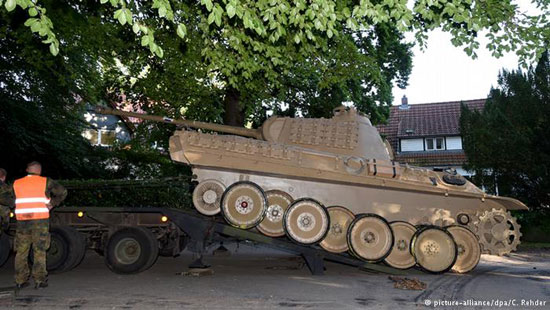 تانک و سلاح‌ جنگ جهانی در گاراژ یک خانه