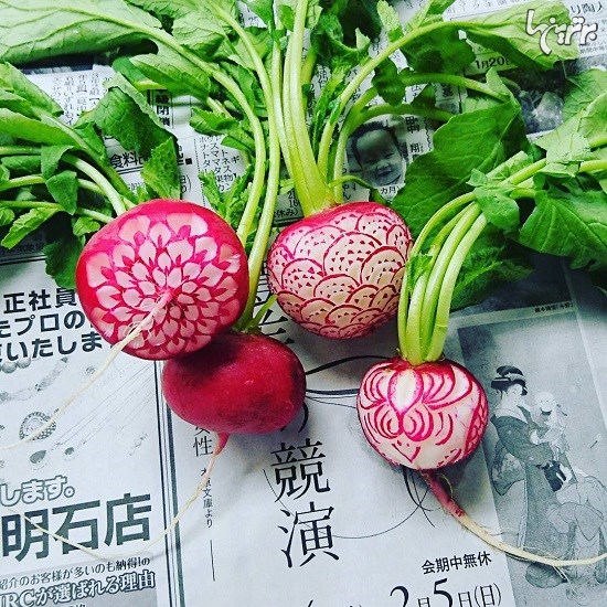 حکاکی نقوش سنتی روی میوه ها و سبزیجات