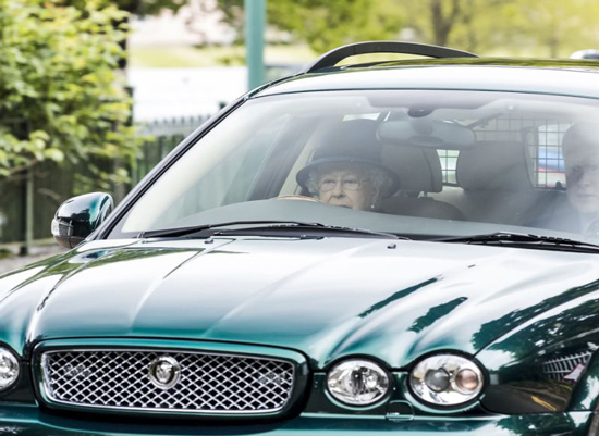 رانندگی ملکه بریتانیا در 91 سالگی