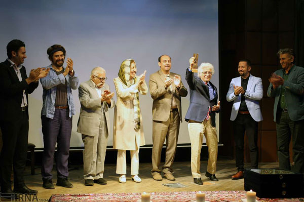 اهدای جایزه سرو ایرانی به لوریس چکناواریان