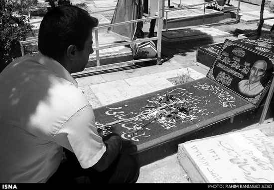 آهسته، پدر خوابیده‌ است...