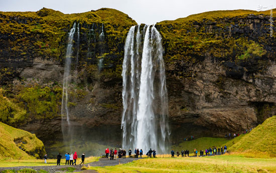 آبشاری زیبا در ایسلند