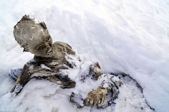 کشف دو جسد مومیایی در قله کوه +عکس