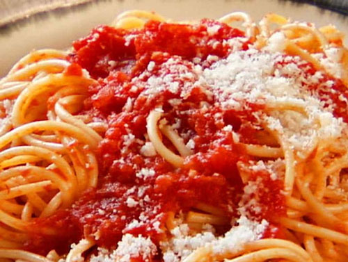 اسپاگتی پومودورو؛ اسپاگتی گوجه و ریحان