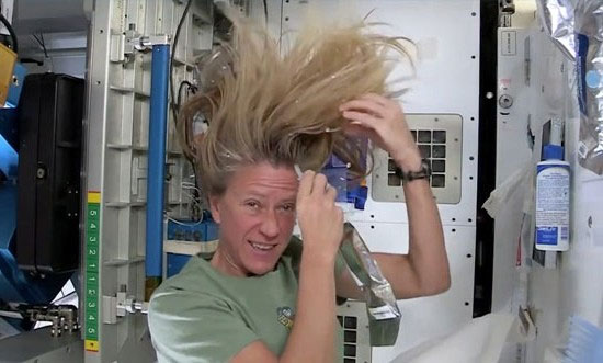 فیلم: چطور در فضا موهای خود را بشوییم