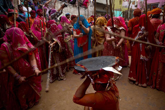 عکس: استقبال رنگارنگِ هندی‌ها از بهار