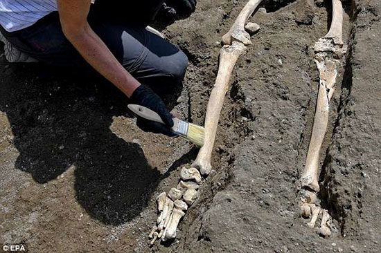 کشف جسد بچه‌ای که ۲۰۰۰ سال قبل در حال فرار از آتشفشان بود