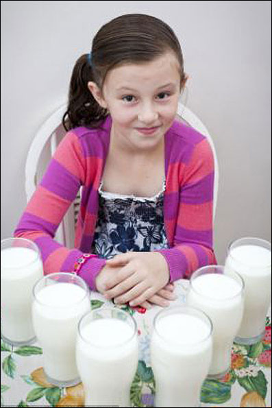 این دختر اگر روزی 3 لیتر شیر نخورد، می میرد!