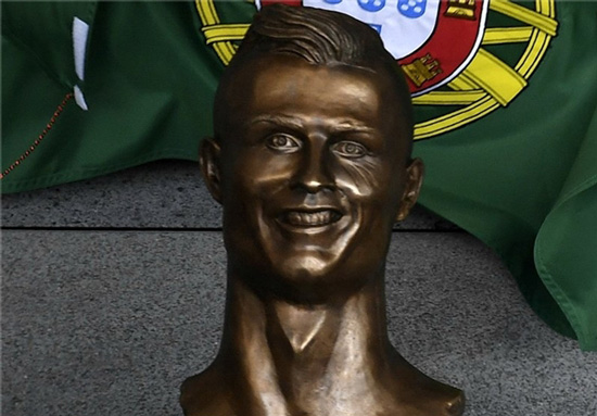 تمسخر مجسمه رونالدو در فرودگاه مادیرا
