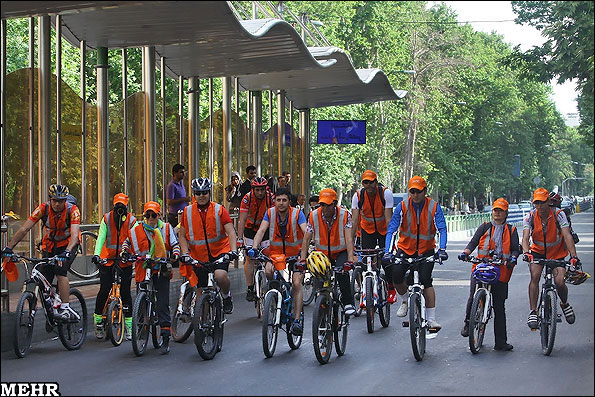 مجموعه عکس: دوچرخه سواران نارنجی پوش