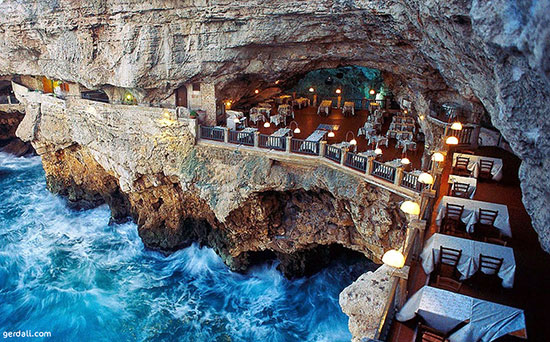 رستوران ایتالیایی لای صخره‌ها، رو به موج‌های دریا