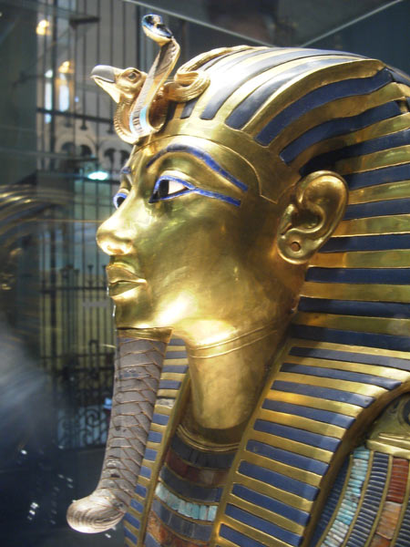 شعبده بازهایی که سر فرعون بزرگ را شیره می مالیدند