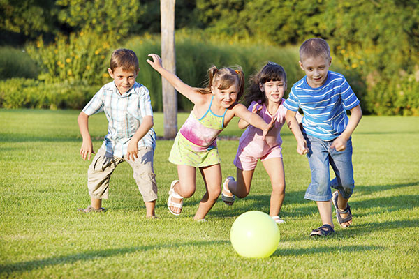 چرا بازی کردن کودکان در فضای باز مهم است؟